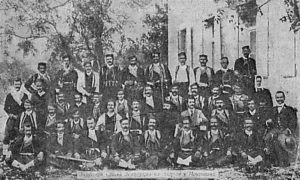 Српска породица из Дебра, Македонија. Фотографија из књиге „Стара Србија и Македонија“ Спиридона Гопчевића, крајем 19. века