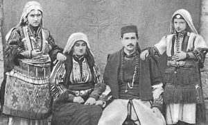 Српска породица из Дебра, Македонија. Фотографија из књиге „Стара Србија и Македонија“ Спиридона Гопчевића, крајем 19. века