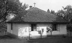 Кућа породице Крџалић у Јунковцу, Србија (сада споменик културе), са кровом покривеним ћерамидом