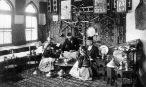 Стара фотографија унутрашњости беговске куће у Требињу, Херцеговина.