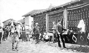 Стара фотографија продаје ћилимова на улици у Пећи, Косово и Метохија