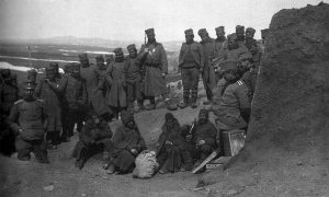 Војници 20. пука I позива посматрају заробљене турске војнике. Лево потпуковник Јован Угриновић