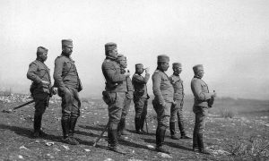 Пуковник Кондић, са официрима Штаба, посматра турске положаје