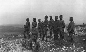 Пуковник Кондић, са официрима Штаба, посматра турске положаје