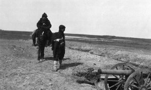 Бугарски цивили обилазе напуштене турске положаје због пљачке