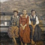 Три мале девојчице на тераси крај тврђаве, Јајце, 13. октобар 1912. (фото www.albert-kahn.hauts-de-seine.fr)