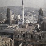 Панорама Сарајева, у гро плану аркаде старог турског пијаца, 16. октобар 1912. (фото www.albert-kahn.hauts-de-seine.fr)