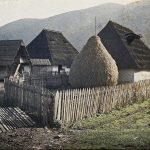 Домаћинство у Пољу, у близини изворишта реке Босне, околина Сарајева, 16. октобар 1912. (фото www.albert-kahn.hauts-de-seine.fr)