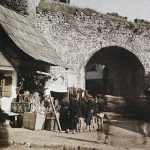 Продавница поред једне од капија, Јајце, 14. октобар 1912. (фото www.albert-kahn.hauts-de-seine.fr)