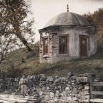 На повратку, гробље џамије са дечаком са разнобојним појасом, Језеро, 13. октобар 1912. (фото www.albert-kahn.hauts-de-seine.fr)