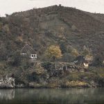 Стрма десна обала Врбаса и куће изнад, околина Бањалуке, 13. октобар 1912. (фото www.albert-kahn.hauts-de-seine.fr)