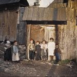 Група турске деце осим једног детета обученог у бело, Јајце, 13. октобар 1912. (фото www.albert-kahn.hauts-de-seine.fr)