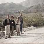 Девојчица, два дечака и човек, Јајце, 13. октобар 1912. (фото www.albert-kahn.hauts-de-seine.fr)