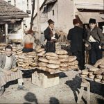 Пекар на пијацу, Сарајево, 15. октобар 1912. (фото www.albert-kahn.hauts-de-seine.fr)