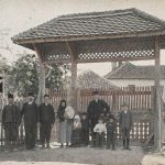 Капија сеоског домаћинства, пут Крушевац Сталаћ, 29. април 1913. (фото www.albert-kahn.hauts-de-seine.fr)