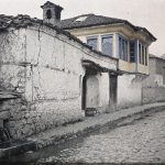Врста улазних врата са плаво жутом кућом, Охрид, мај 1913. (фото www.albert-kahn.hauts-de-seine.fr)