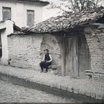 Врста врата са две клупе за седење, Охрид, мај 1913. (фото www.albert-kahn.hauts-de-seine.fr)
