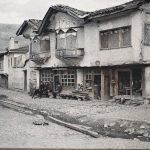 Кућа крај кафане са четири човека испред, Охрид, мај 1913. (фото www.albert-kahn.hauts-de-seine.fr)