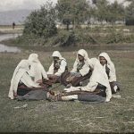 Српске сељанке доручкују, на путу од Охрида ка Струги, Охрид, мај 1913. (фото www.albert-kahn.hauts-de-seine.fr)