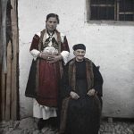Жена са мајком градоначелника у градској ношњи, Охрид, мај 1913. (фото www.albert-kahn.hauts-de-seine.fr)