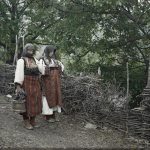 Две жене, Опеница, мај 1913. (фото www.albert-kahn.hauts-de-seine.fr)