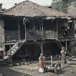 Двориште са колима и женама, Опеница, мај 1913. (фото www.albert-kahn.hauts-de-seine.fr)