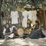 Бугарке са колевком у дворишту грначрске куће, Ресен, мај 1913. (фото www.albert-kahn.hauts-de-seine.fr)