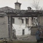 Поглед на кућу кроз улазну капију и двоје деце са стране, Ресен, мај 1913. (фото www.albert-kahn.hauts-de-seine.fr)