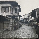 Главна улица која води до моста, Струга, мај 1913. (фото www.albert-kahn.hauts-de-seine.fr)