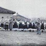 Људи и војници играју коло, Софија, 1918. (фото www.albert-kahn.hauts-de-seine.fr)