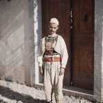 Албанац испред браон врата, Драч, 16. октобар 1913. (фото www.albert-kahn.hauts-de-seine.fr)