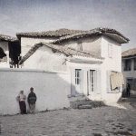 Два дечака испред зида дворишта џамије, Драч, 16. октобар 1913. (фото www.albert-kahn.hauts-de-seine.fr)
