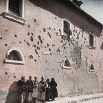 Група људи испред оштећеног зида фрањевачког самостана, 21. октобар 1913. (фото www.albert-kahn.hauts-de-seine.fr)