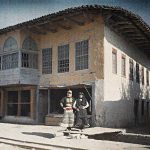 Две млађе жене у традиционалним ношњама, Скадар, 21. октобар 1913. (фото www.albert-kahn.hauts-de-seine.fr)
