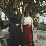 Поп и његова жена у традиционалној ношњи, Крф, 3. октобар 1913. (фото www.albert-kahn.hauts-de-seine.fr)
