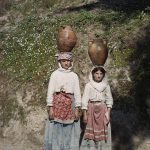 Две девојке носе крчаге, Крф, 3. октобар 1913. (фото www.albert-kahn.hauts-de-seine.fr)