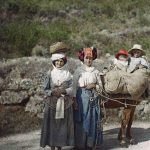 Група жена и деце са коњем на путу, околина Крфа, 3. октобар 1913. (фото www.albert-kahn.hauts-de-seine.fr)
