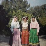 Три жене у народној ношњи, Крф, 3. октобар 1913. (фото www.albert-kahn.hauts-de-seine.fr)