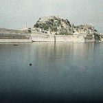 Поглед на стару тврђаву са мора, Крф, 2. октобар 1913. (фото www.albert-kahn.hauts-de-seine.fr)