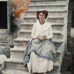 Жена у традиционалној ношњи, Крф, 3. октобар 1913. (фото www.albert-kahn.hauts-de-seine.fr)