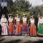 Група од шест жена у народној ношњи, Крф, 3. октобар 1913. (фото www.albert-kahn.hauts-de-seine.fr)