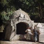 Две жене крај бунара, Крф, 3. октобар 1913. (фото www.albert-kahn.hauts-de-seine.fr)