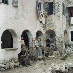 Типична кућа у селу Беница и његови мештани, Крф, 3. октобар 1913. (фото www.albert-kahn.hauts-de-seine.fr)