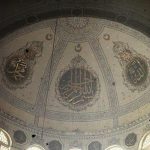 Апсида са прозорима и велики златни натписи на арапском алфабету, Солун, 15. мај 1913. (фото www.albert-kahn.hauts-de-seine.fr)