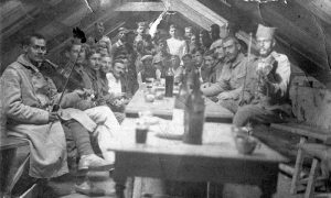 „За успомену и дуго сећање на дан 8. новем. 1916. год., у Африци, на славу Чеде Весића“; Милорад Милијић (други десно)