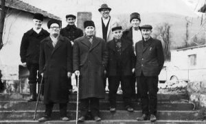 Окупљање солунаца из Ргошта крај споменика страдалима у Великом рату, 22. децембар 1974.