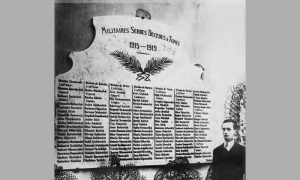 Спомен-плоча на гробљу Белведер у граду Тунису 1930. године. Поред ње стоји Петар Гавриловић