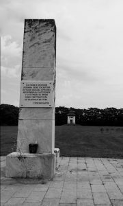 Војно гробље Болдогасоњ, у првом плану југословенски споменик, а у позадини италијанска капела