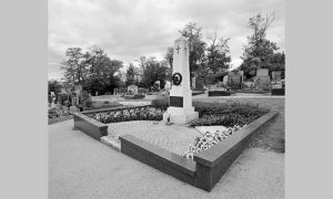 Спомен-костурница српским интернирцима на месном гробљу у Нежидеру, 2017. године (фото: Павле Марјановић)