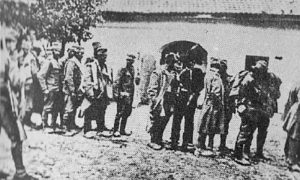 Аустријанци спроводе заробљене српске војнике у Београду